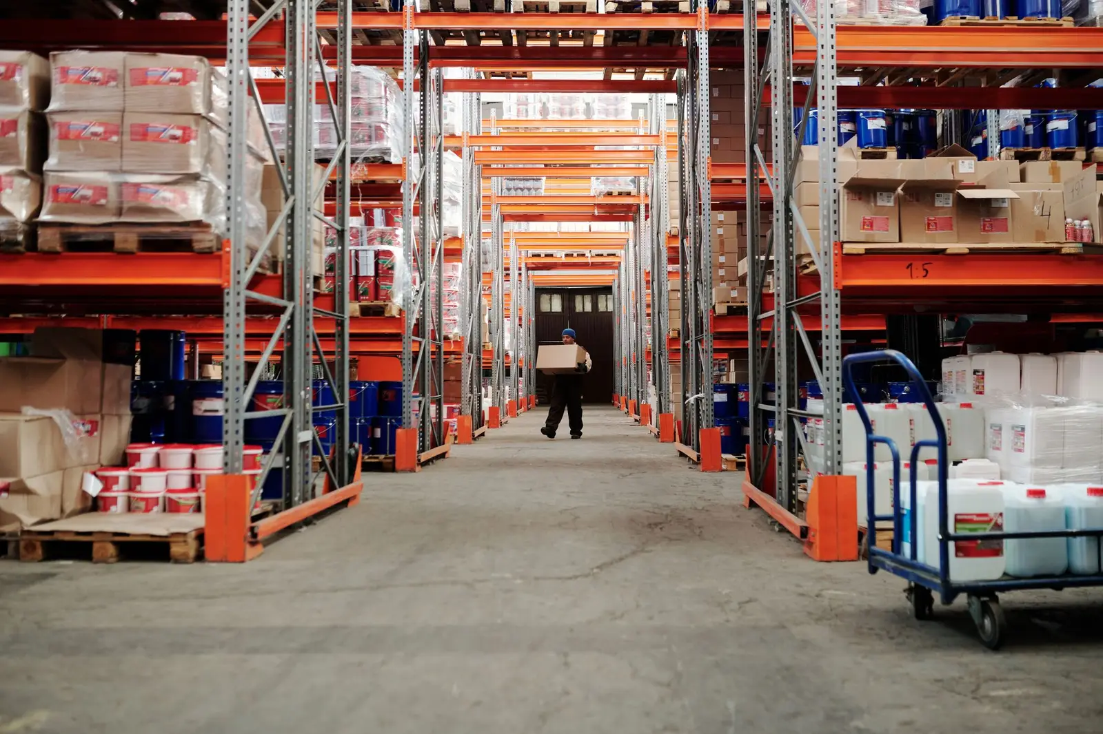 Une longue allée d'entrepôt bordée d'étagères de stock