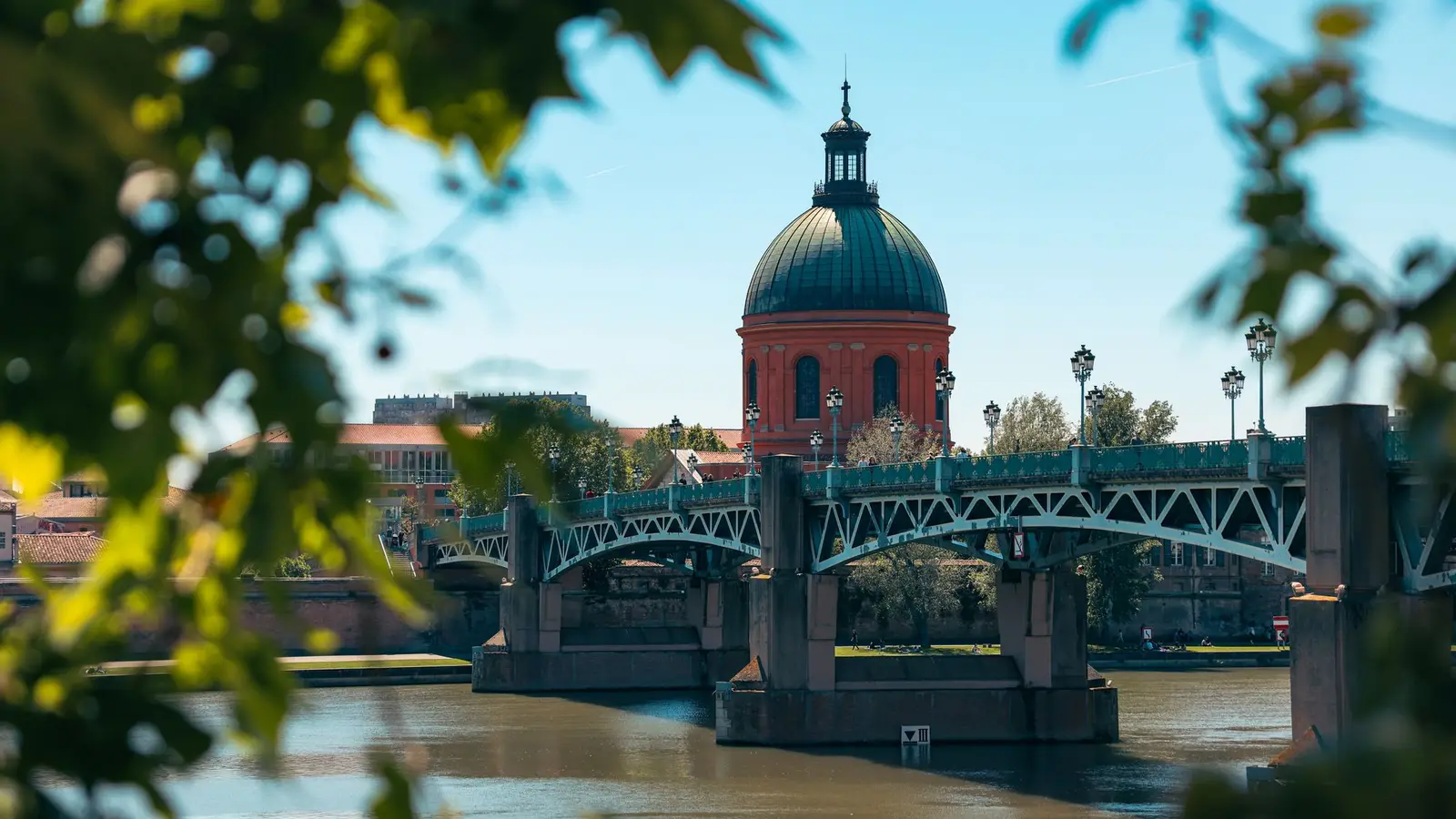 The Saint-Pierre bridge over the Garonne in Toulouse, with the dome of La Grave behind it