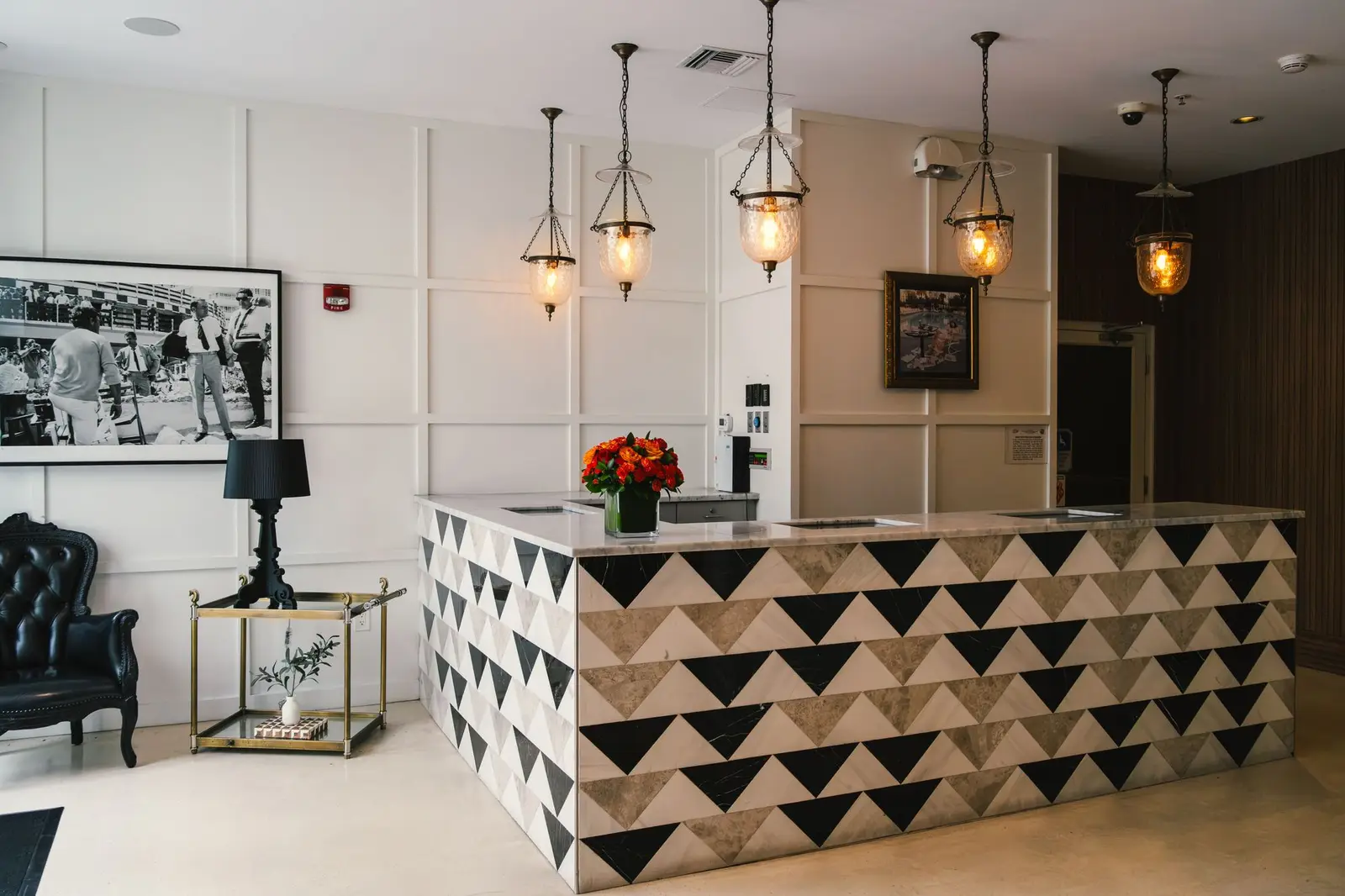 La réception d'un hôtel de charme, avec des lampes et un comptoir à motifs